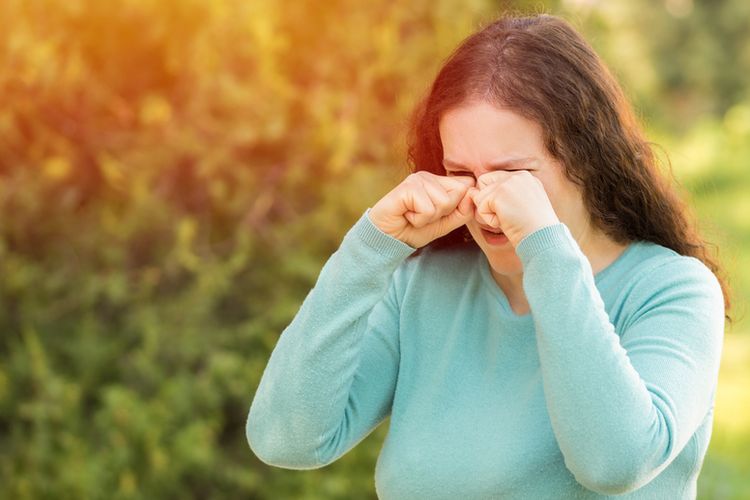 Salah satu manfaat obat tetes mata adalah mengurangi rasa perih pada mata karena alergi.