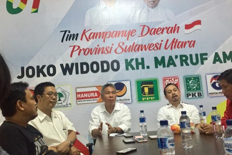 Sekretaris Tim Kampanye Daerah Jokowi-Maruf Amin Sulawesi Utara, Franky Wongkar didampingi Lucky Senduk dan Feryando Lamaluta kepada wartawan dalam konferensi pers di Sekretariat TKD, Kawasan Megamas, Manado, Jumat (29/3/2019).