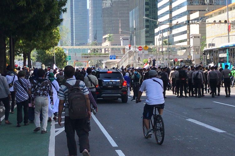 Polisi membubarkan massa Reuni 212 di perempatan Jalan Budi Kemuliaan-Jalan Kebon Sirih, Jakarta Pusat pada Kamis (2/12/2021) pagi.