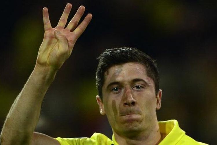 Penyerang Borussia Dortmund, Robert Lewandowski, merayakan gol keempatnya (dari empat) ke gawang Real Madrid, pada leg pertama semifinal Liga Champions, di Signal Iduna Park, Rabu (24/4/2013).