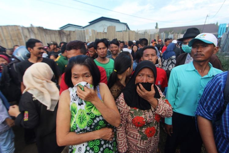 Warga memadati lokasi kebakaran pabrik petasan di Tangerang Kota, Banten, 26 Oktober 2017. Sebanyak 47 orang tewas akibat terjebak dan tidak mampu menyelamatkan diri saat kebakaran terjadi.
