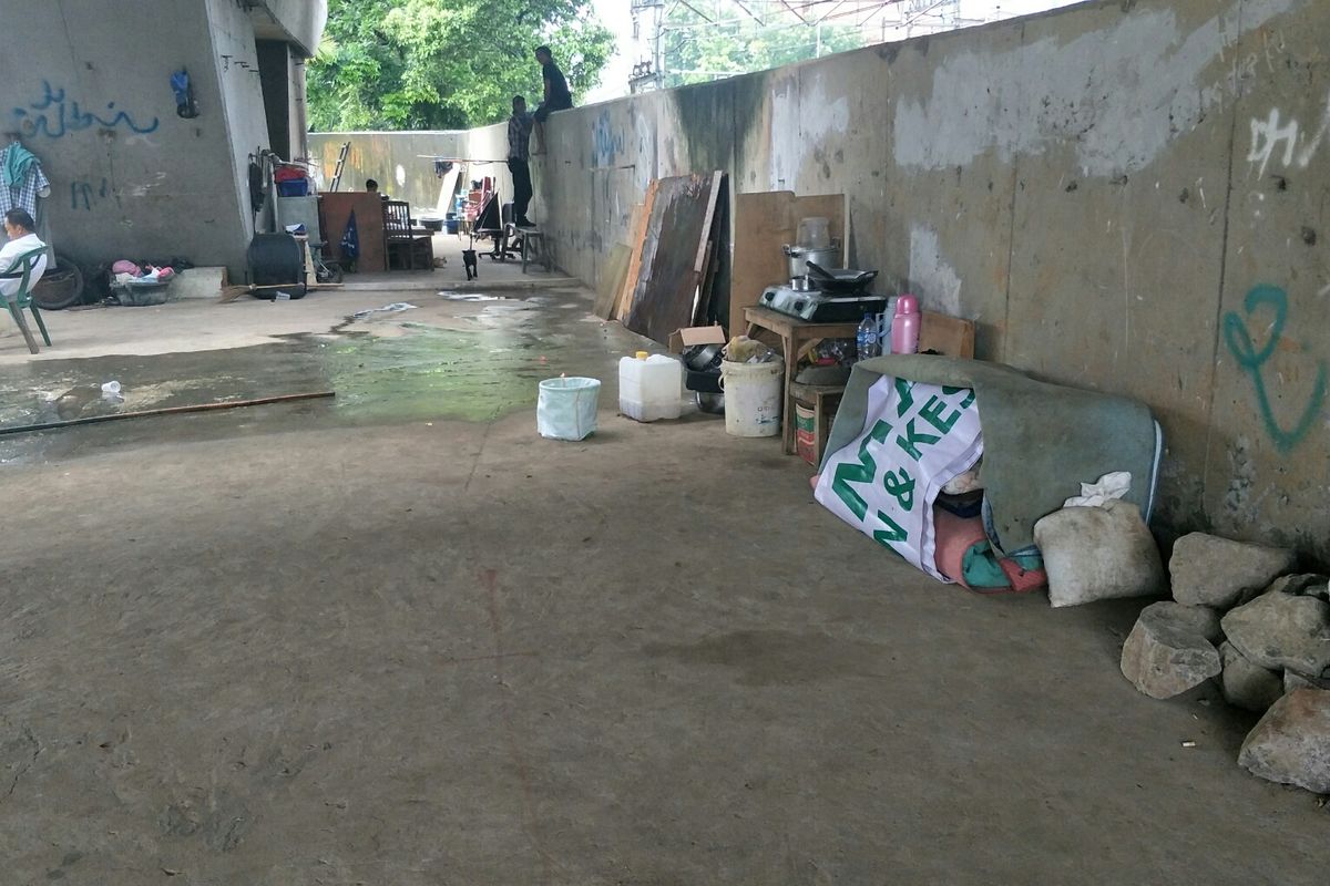 Suasana tempat tinggal di Kolong Jembatan Latuharyhary, Menteng, Jakarta Pusat, Jumat (10/1/2020).