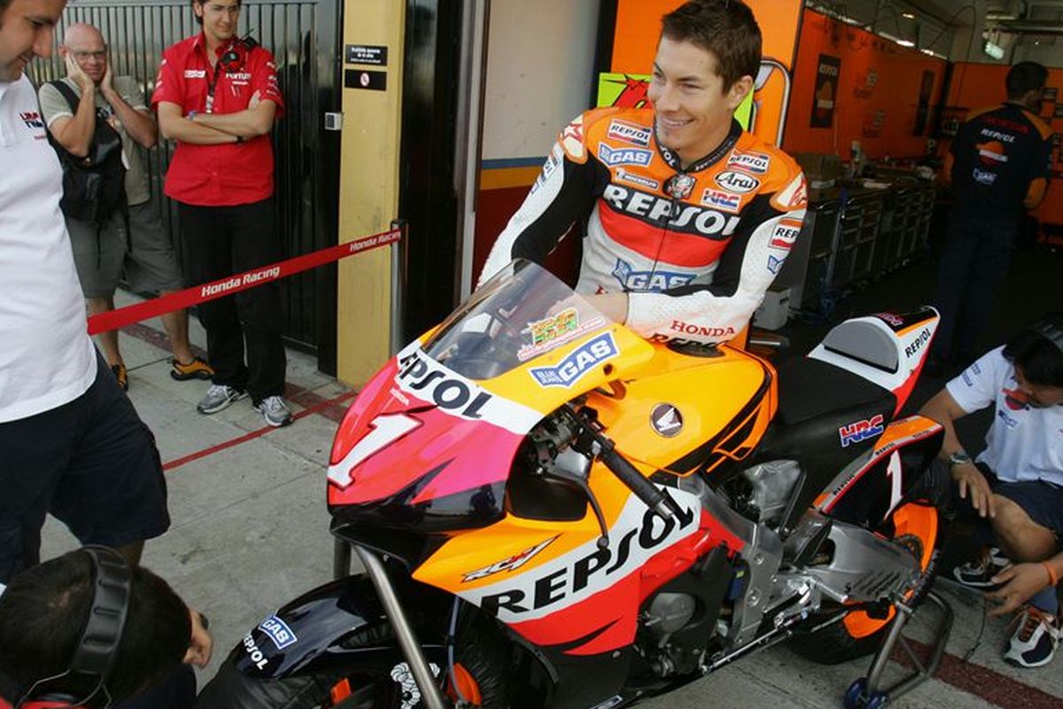 Pebalab Repsol Honda asal Amerika Serikat, Nicky Hayden, berbicara dengan mekanik di pit saat tes di Sirkuit Ricardo Tormo, Valencia, 1 November 2006.