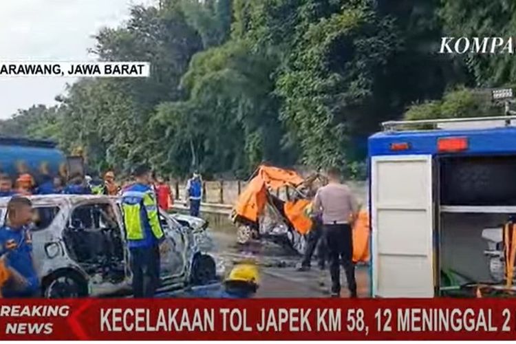 Kecelakaan Tol Cikampek melibatkan tiga kendaraan, yakni mobil Daihatsu Gran Max dan Daihatsu Terios serta bus Primajasa. Insiden ini terjadi pada Senin (8/4/2023) pagi.