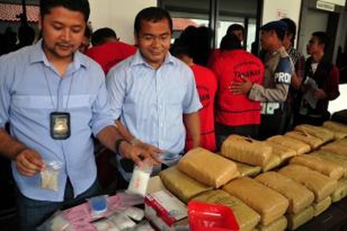 Satuan Narkoba Polrestro Jakarta Pusat memeberikan keterangan pers mengenai jaringan narkoba yang diduga dikendalikan dari LP Nusakambangan di Polres Jakarta Pusat, Kamis (18/10/2012). Jaringan narkoba yang diduga dikendalikan seorang warga negara asing yang menjalani hukuman seumur hidup di LP Nusakambangan. Polisi berhasil mengumpulkan barang bukti ganja 75 paket, sabu 14 paket, heroin satu paket, tiga unit alat timbang, satu sepeda motor, dua ponsel, dan buku tulis berisi transaksi narkoba. 