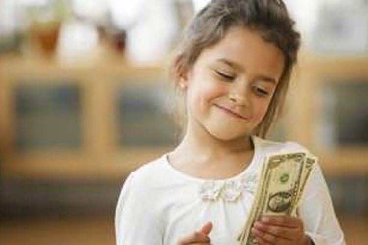 Mengajarkan anak mengelola keuangan dan menabung sejak dini. 