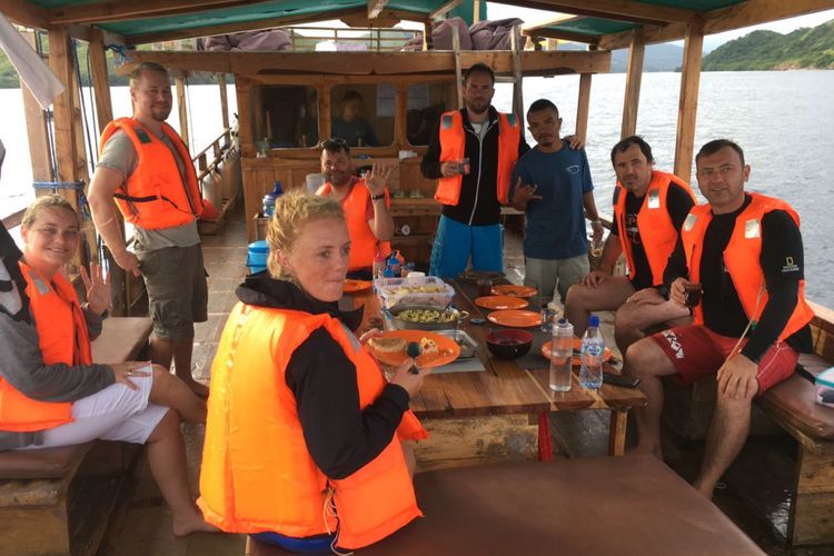 Wisatawan asing dan Nusantara diharuskan memakai life jacket selama berwisata dengan menggunakan kapal rakyat selama ke Pulau Komodo dan Rinca di Kabupaten Manggarai Barat, NTT, Rabu (22/3/2017).
