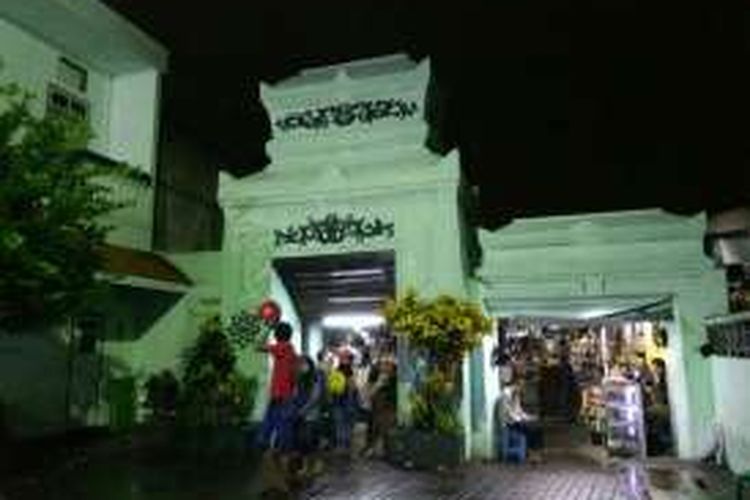 Gapura kawasan makam Sunan Ampel, Surabaya.