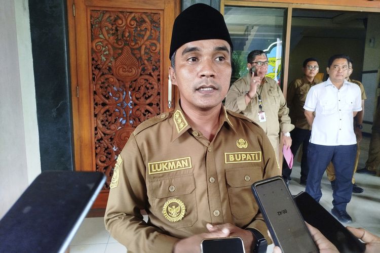 Bupati Bangkalan, Lukman Hakim saat diwawancarai di depan Kantor Pemkab Bangkalan, Selasa (10/6/2025) 