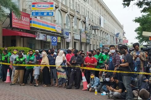 Warga Berkerumun Tonton Rekonstruksi Penyerangan Kelompok John Kei di Green Lake City, Tangerang