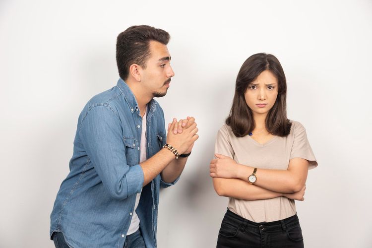 Apakah pelaku gaslighting atau gaslighter sadar dengan perilakunya? Psikolog menyebut kesadaran mereka berbeda-beda. Simak selengkapnya.