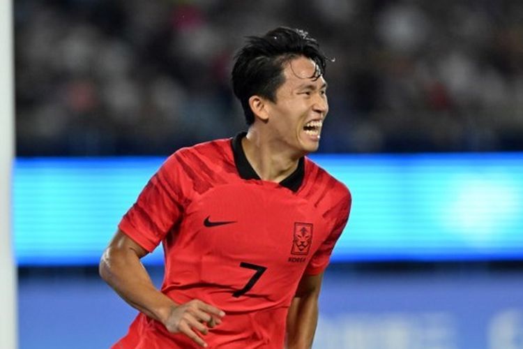 Selebrasi pemain timnas Korea Selatan, Jeong Woo-Yeong, usai menjebol gawang Uzbekistan pada laga semifinal sepak bola putra Asian Games 2022 di Stadion Zhejiang, Rabu (4/10/2023). Korea Selatan menang 2-1 dan akan melawan Jepang di final. Terkini, Korea Selatan mengalahkan Jepang 2-1 dan berhak meraih medali Asian Games 2022. 