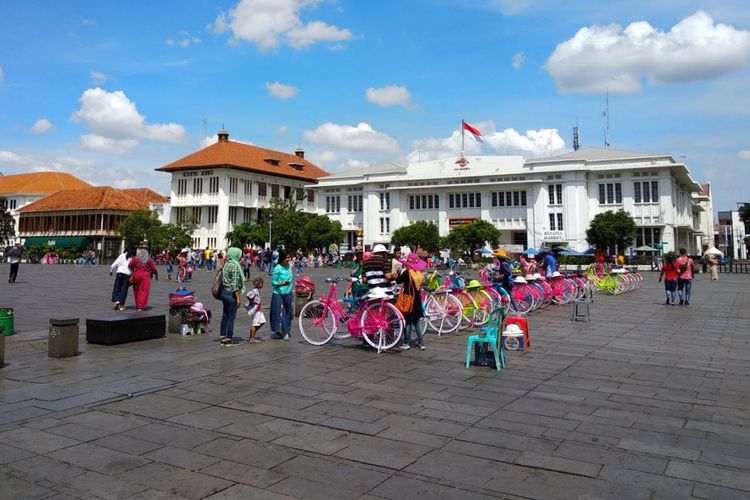 Situasi halaman Museum Fatahillah, Jakarta Barat, Selasa (2/1/2018). Kondisi ini berbeda dengan Senin kemarin saat tempat itu dipenuhi pedagang kaki lima (PKL ). 