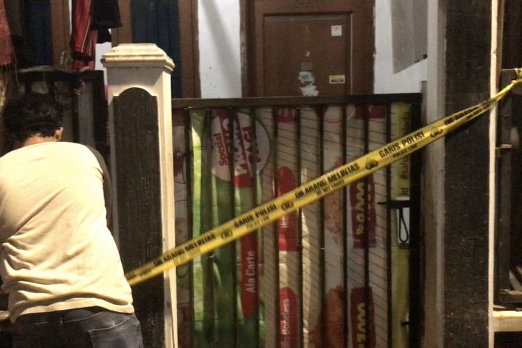 Polisi memasang garis polisi di rumah kontrakan yang menjadi lokasi pria berinisial SN (30) yang tewas akibat gantung diri  di Jalan Perintis RT 03 RW 06, Cipedak, Jagakarsa, Jakarta Selatan pada Selasa (12/10/2021) malam.