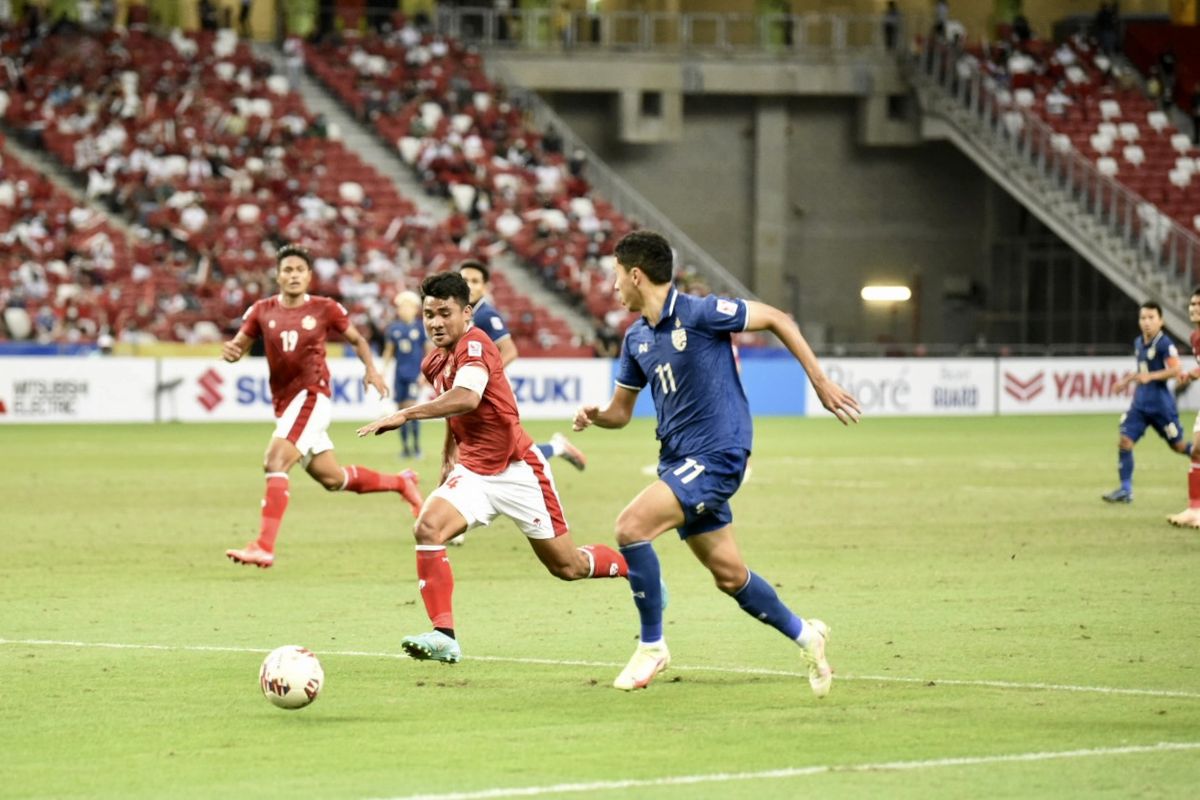 Pertandingan Timnas Indonesia vs Thailand pada leg pertama final Piala AFF 2020 di Stadion Nasional, Singapura, Rabu (29/12/2021) malam WIB. Timnas Thailand sudah unggul 1-0 pada babak pertama pertandingan final Piala AFF 2020. Timnas Indonesia takluk 0-4 dari Thailand pada laga leg pertama final Piala AFF 2020.