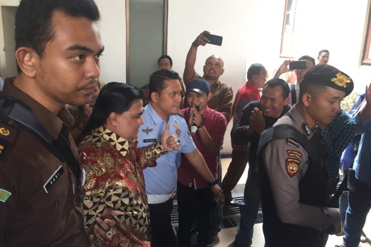 Terdakwa Dimas Kanjeng dikawal menuju ruang sidang Pengadilan Negeri Surabaya