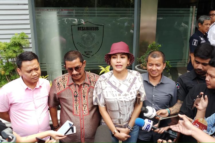 Artis peran Nikita Mirzani dan kuasa hukumnya Fahmi Bachmid saat ditemui di Direktorat Kriminal Khusus, Polda Metro Jaya, Jakarta Selatan, Senin (25/11/2019).