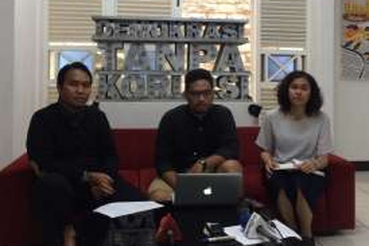 Konferensi pers 'Menyikapi Rencana Putusan MK tentang Masa Jabatan Hakim MK Seumur Hidup' di Sekretariat ICW, Jakarta, Minggu (27/11/2016).