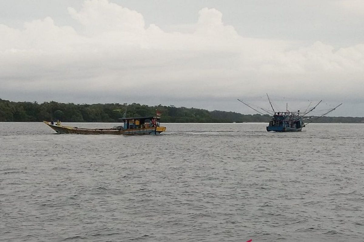 Kapal nelayan terlihat melintasi wilayah perairan di sekitar Pulau Sebaru, Kepulauan Seribu, DKI Jakarta, jumat (28/2/2020) 