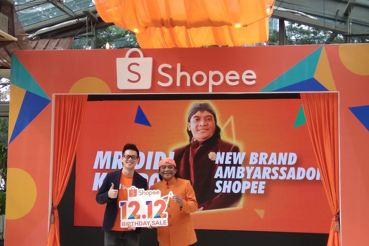 Direktur Shopee Indonesia, Handika Jahya berfoto bersama Didi Kempot, Brnad Ambasador Shopee di Jakarta, Jumat (6/12/2019).