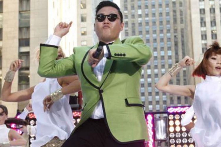 Psy mementaskan hit K-pop Gangnam Style di New York, AS, dan ditonton ratusan juta kali di YouTube. 