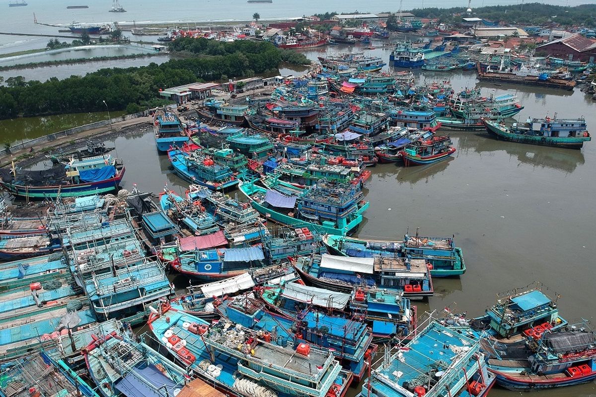 Foto aerial kapal nelayan bersandar di Pelabuhan Tegal, Jawa Tengah, Rabu (8/1/2020). Menurut Menko Polhukam Mahfud MD, pemerintah akan memfasilitasi segala hal yang diperlukan bagi para nelayan Pantura untuk melaut di perairan Natuna Utara, termasuk perizinan dan kapal. ANTARA FOTO/Oky Lukmansyah/wsj.