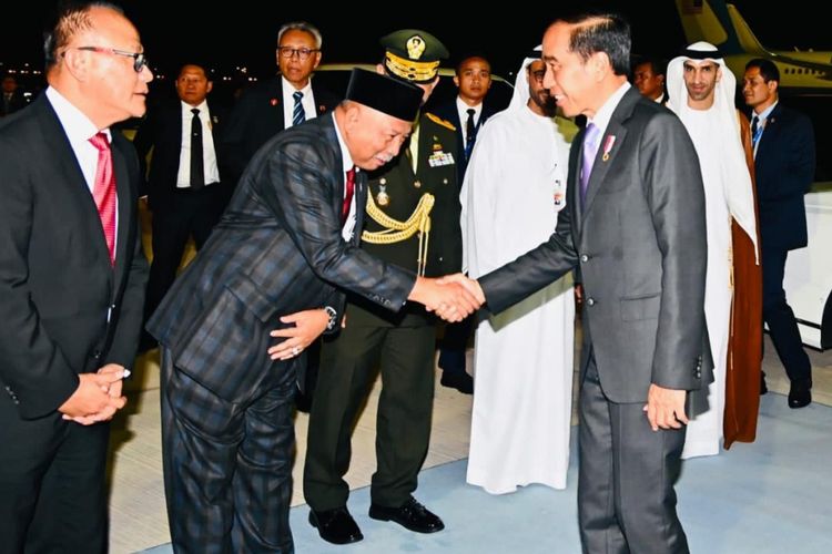 Presiden Joko Widodo saat akan bertolak kembali ke Indonesia melalui Bandara Internasional Al Maktoum sekitar pukul 21.00 waktu setempat (WS) pada Sabtu (2/11/2023).