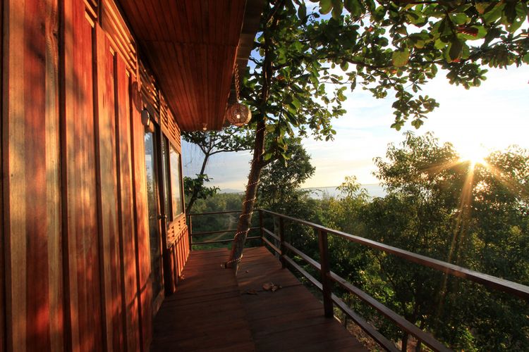 Bagian teras rumah pohon Pondok JLO yang posisinya menghadap ke arah laut, tempat yang menyenangkan untuk menikmati matahari terbenam.