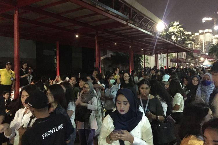 Ribuan penonton mulai membanjiri pintu masuk konser Taeyang BIGBANG yang digelar di Hall B3, JIExpo Kemayoran, Jakarta Pusat, Jumat (13/10/2017) sejak pukul 18.00 WIB.