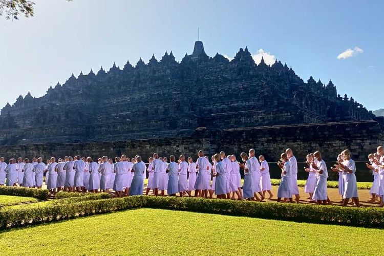 Sekitar 500 umat Buddha mengikuti prosesi Pabbajja Samanera Sementara di Pelataran Candi Borobudur Magelang, Jawa Tengah, Jumat (16/12/2022).