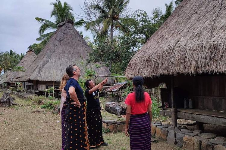 Pemandu wisata menemani wisatawan Italia, Bortolo dan Fransiska mengunjungi Pulau Florea dipandu oleh Pemandu Flores, Muhamad Buharto atau biasa disapa BOE BERKELANA mengunjungi Kampung Tradisional Nunungongo di Kabupaten Nagekeo, Sabtu, (13/8/2022). (KOMPAS.com/DOK/PEMANDU WISATA FLORES-MUHAMAD BUHARTO)