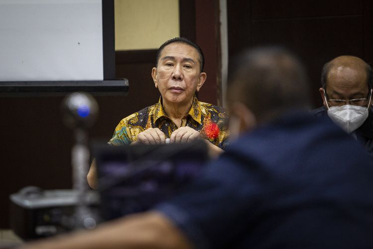 Terdakwa kasus surat jalan palsu Djoko Tjandra (kiri) menjalani sidang lanjutan di Pengadilan Negeri Jakarta Timur, Jumat (13/11/2020). Sidang tersebut beragendakan mendengar keterangan saksi yang dihadirkan Jaksa Penuntut Umum (JPU). ANTARA FOTO/Dhemas Reviyanto/foc.