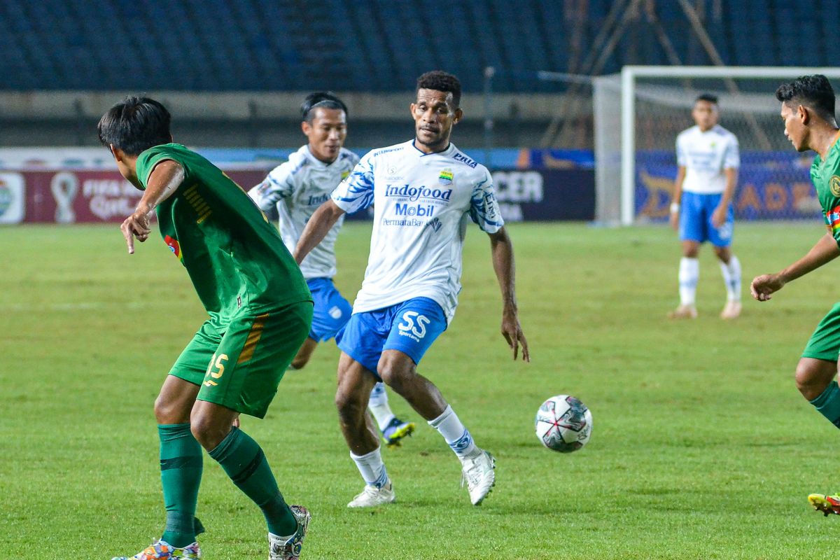 Aksi pemain Timnas Indonesia milik Persib, Ricky Kambuaya dalam debutnya bersama Persib Bandung di Turnamen Piala Presiden 2022 babak perempat final melawan PSS Sleman di Stadion Si Jalak Harupat Kabupaten Bandung, Jumat (1/7/2022). 