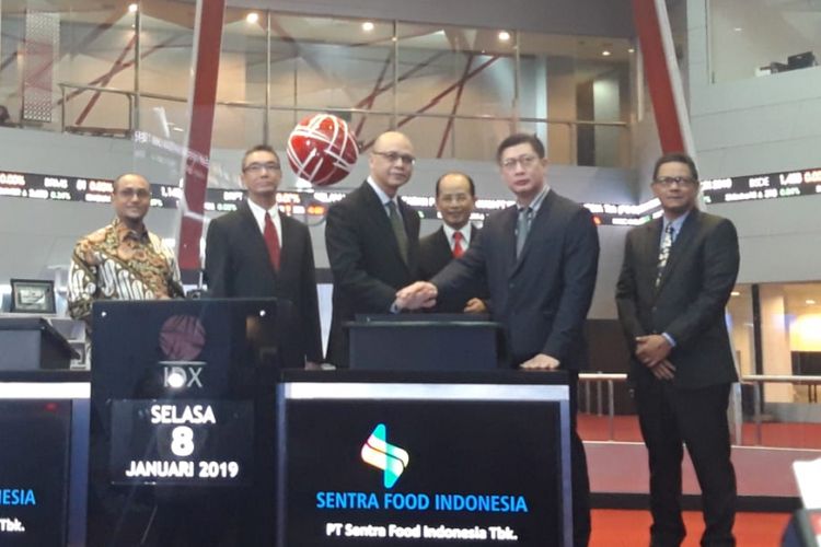 Jajaran Direksi dan Komisaris PT Sentra Food Indonesia ketika mencatatkan saham di Bursa Efek Indonesia, Selasa (8/1/2018).