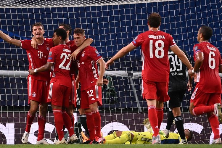 Para pemain Bayern Muenchen merayakan gol kedua mereka dalam laga semifinal Liga Champions antara Lyon vs Bayern Muenchen di Stadion Jose Alvalade di Lisbon pada 19 Agustus 2020.