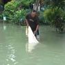 Terdampak Banjir, Warga di Lamongan Menjala Ikan di Jalan Depan Rumah