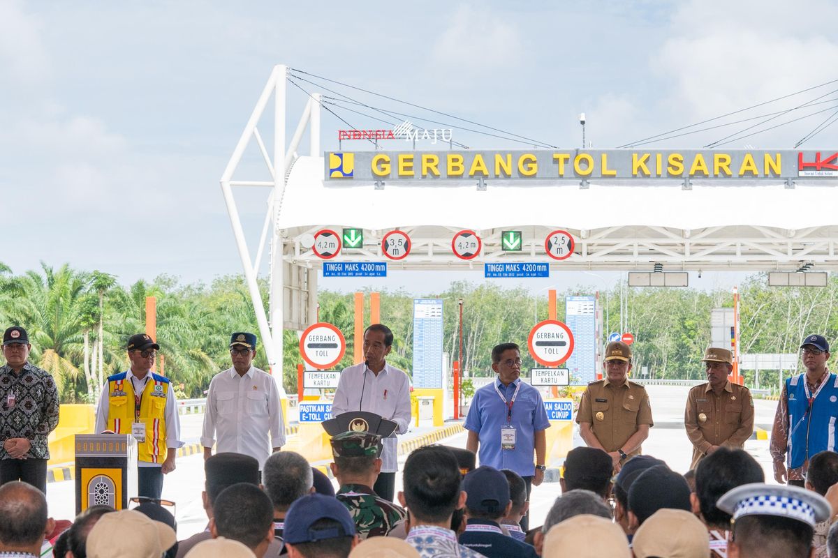Presiden Republik Indonesia (RI) Joko Widodo bersama  Menteri Perhubungan Budi Karya Sumadi, Anggota Komisi V Dewan Perwakilan Rakyat (DPR) RI Bakri, Penjabat (Pj) Gubernur Sumut Agus Fatoni, Penjabat Sementara (Pjs) Bupati Asahan Basarin Yunus Tanjung, Direktur Jenderal (Dirjen) Bina Marga Kementerian Pekerjaan Umun dan Perumahan Rakyat (PUPR) Rachman Arief Dienaputra, Direktur Utama (Dirut) Hutama Karya Budi Harto, dan Direktur Keuangan PTPP Agus Purbianto menghadiri peresmian Proyek Jalan Tol Indrapura?Kisaran Seksi 2 dan Proyek Bayung Lencir Tempino yang berlokasi di Gerbang Tol Kisaran, Kabupaten Asahan, Provinsi Sumatera Utara, Kamis (16/10/2024). 