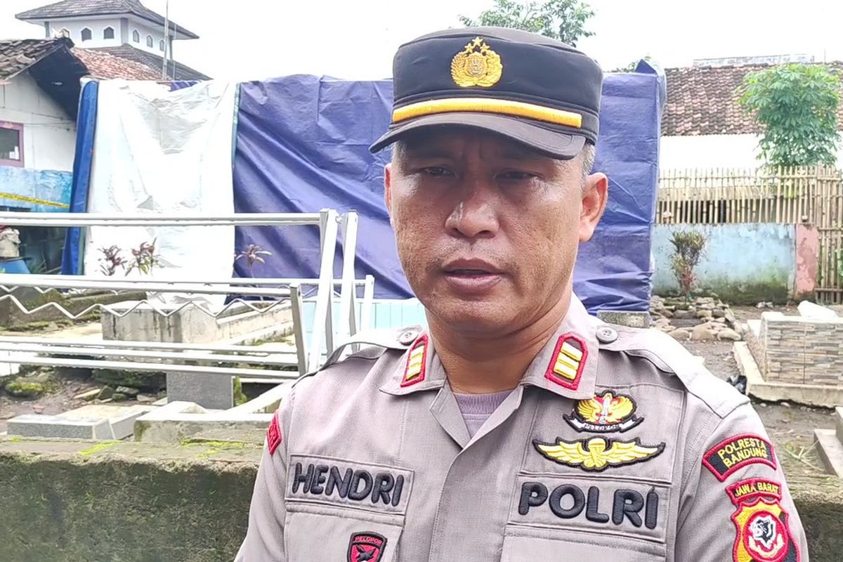 Sejumlah petugas keamanan, berjaga saat petugas Forensik tengah melakukan proses ekshumasi di lokasi pemakaman lansia yang diduga jadi korban pembunuhan pada Selasa lalu di Kecamatan Pacet, Kabupaten Bandung, Jawa Barat, Kamis (30/1/2025)