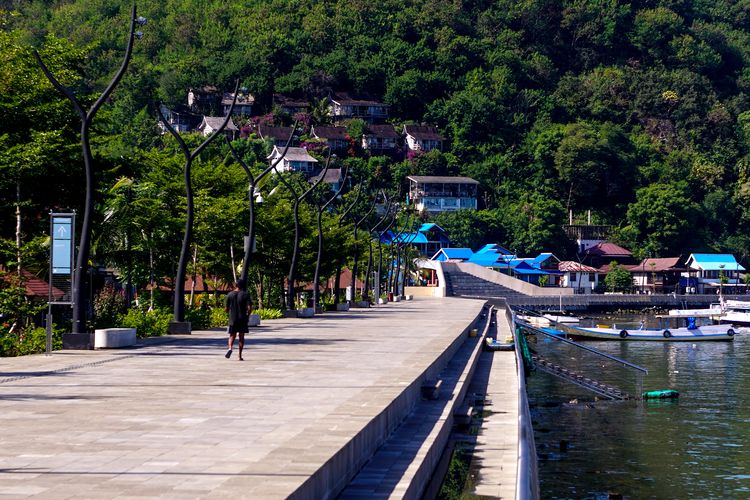 Ruang terbuka publik yang dapat mengakomodasi wisatawan sekaligus aktivitas masyarakat setempat dalam berkesenian, hobi, saling berinteraksi, dan menikmati panorama matahari tenggelam.
