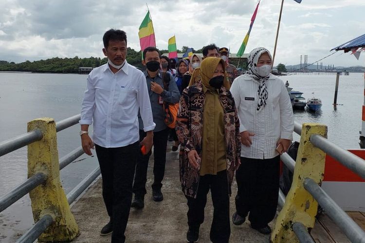 Menteri sosial (Mensos) RI Tri Rismaharini turun dan temui langsung masyarakat pulau-pulau terdepan yang ada di Batam, Kepulauan Riau (Kepri).