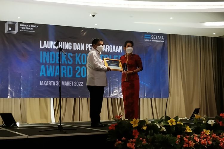 Wali Kota Singkawang Tjhai Chui Mie menerima penghargaan sebagai kota paling toleran berdasarkan riset SETARA Institute pada 2021, Rabu (30/3/2022)