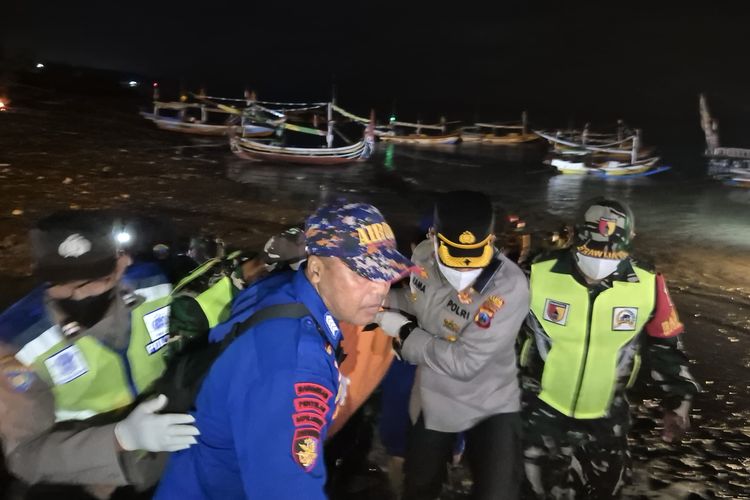 Proses evakuasi jenazah diduga KMP Tunu Pratama Jaya di Banyubiru, Alas Purwo, Banyuwangi. 