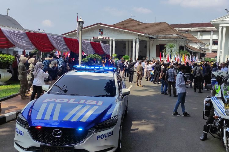 Mobil Satlantas Polresta Bogor Kota saat mengawal peserta Kirab Pemilu 2024 yang berlangsung di Kota Bogor, Jawa Barat, Senin (6/11/2023).