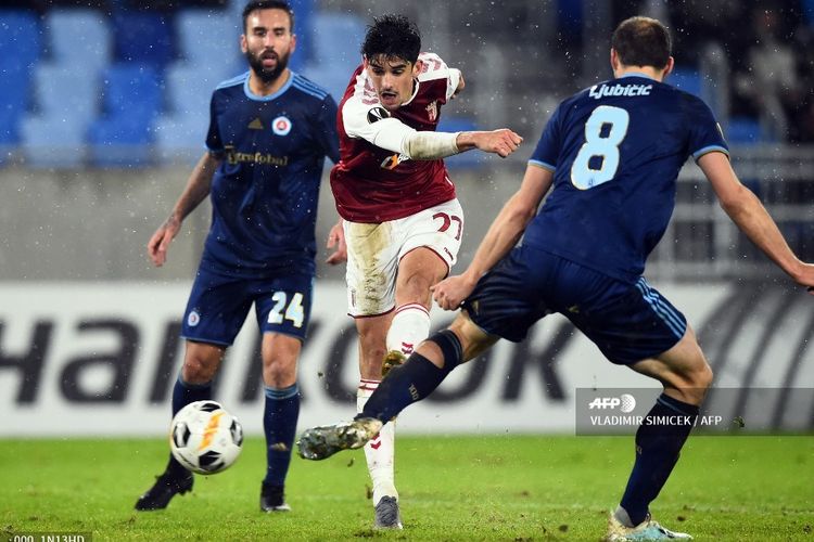 Penyerang Sporting Braga, Francisco Trincao, melepas tembakan pada laga Liga Europa kontra Slovan Bratislava di Bratislava, Slovakia, pada 12 Desember 2019.