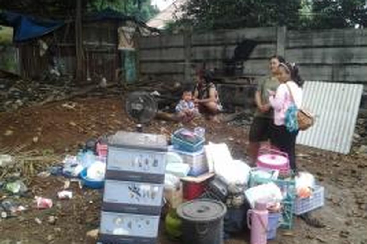 Puji hanya bisa menyelematkan beberapa barang miliknya sebelum rumahnya digusur petugas Satpol PP di area proyek MRT di Lebak Bulus, Jakarta, Kamis (19/6/2014).