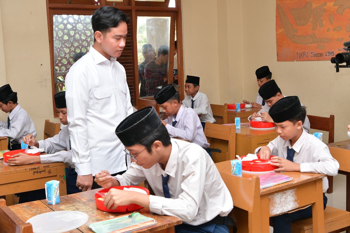 Tinjau Makan Bergizi Gratis di Pesantren, Gibran Minta Anak Asrama Dapat Perhatian Khusus