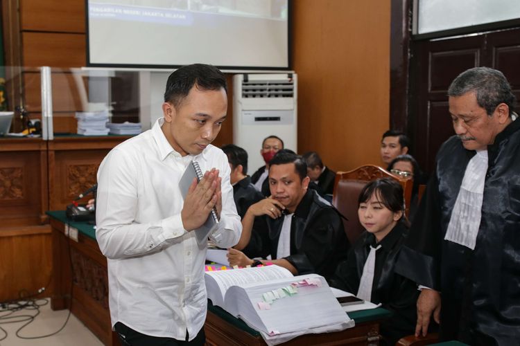 Terdakwa kasus pembunuhan berencana terhadap Nofriansyah Yosua Hutabarat atau Brigadir J, Ricky Rizal menjalani sidang di Pengadilan Negeri (PN) Jakarta Selatan, Senin (21/11/2022). Pada sidang hari ini, Jaksa Penuntut Umum (JPU) menghadirkan 11 orang saksi untuk terdakwa Richard Eliezer atau Bharada E, Ricky Rizal dan Kuat Ma'ruf.