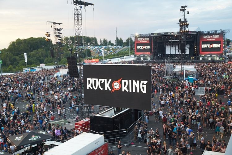 Penonton meninggalkan lokasi konser Rock am Ring setelah polisi Jerman mendapatkan informasi ancaman serangan teror di tempat itu.