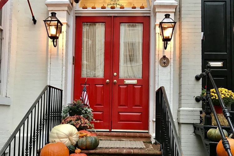 Ilustrasi pintu depan rumah berwarna merah