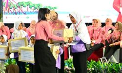 Kick Off Program Laut Sebasah, Kemensos Salurkan Bantuan untuk Warga Muara Kamal
